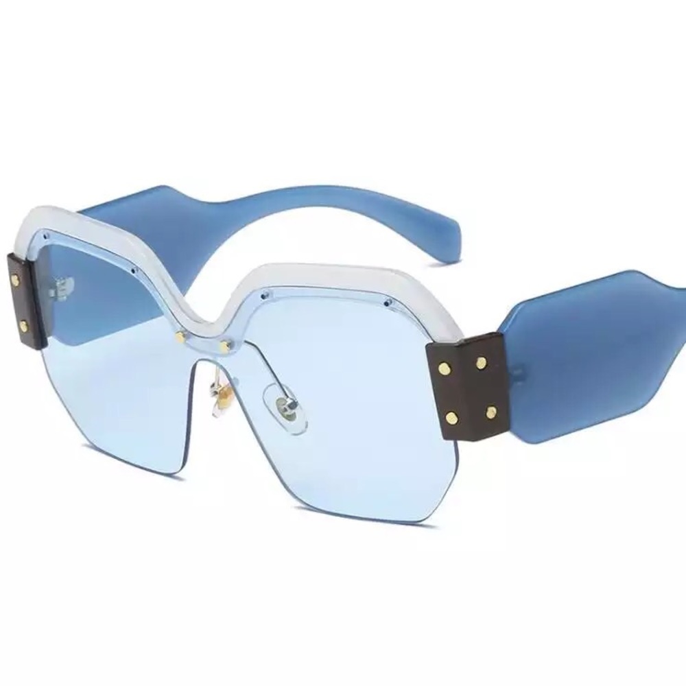 Chic sunglasses 😎 - Picture 2 of 5